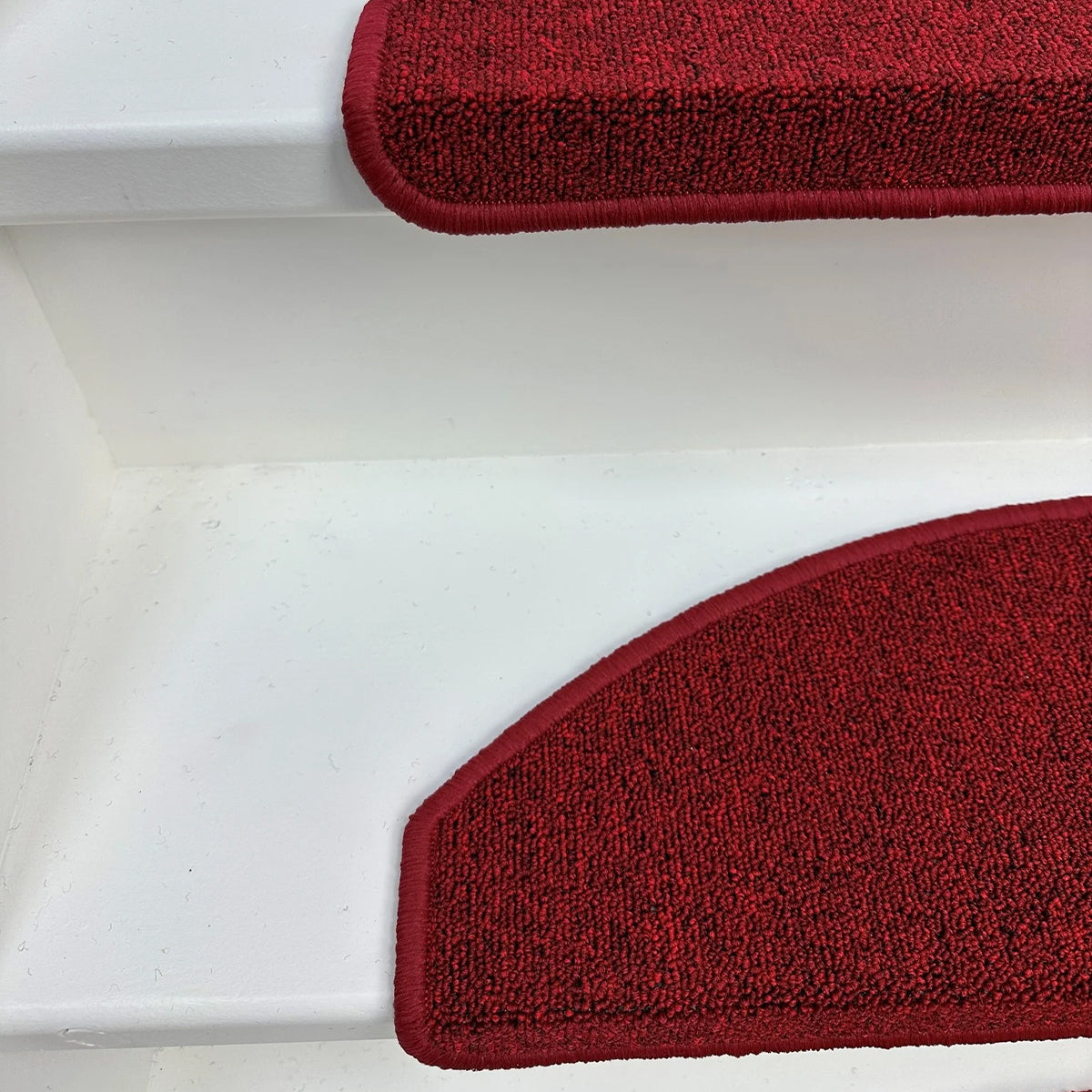 MONOO Trapmatten Set - Rood - 15 Stuks - 56x17x3cm - Zelfklevende Halve Maantjes voor Trap