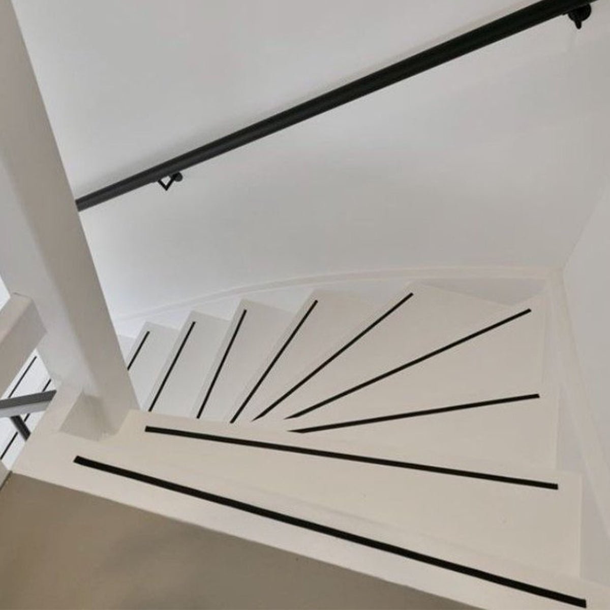 MacLean Antislip Infreesprofiel Zwart – 2x1.3m | Veiligheid en Grip voor Trappen & Vloeren - TEKZEN