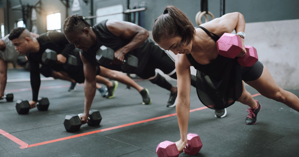ModernHome hex dumbbellset 2 × 4 kg roze – trainingsvoorbeeld met steunoefeningen
